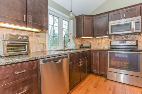 15 Country Club Dr, Gales Ferry CT  06339-1714 exterior