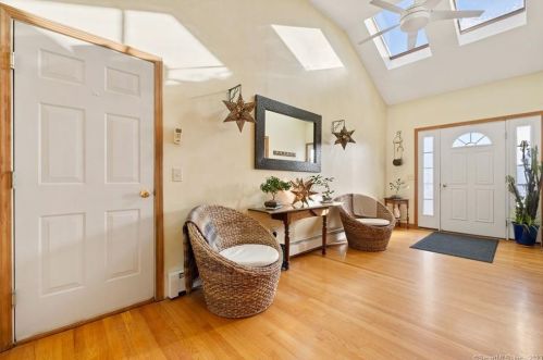 85 Main St, Wapping, CT 06074-3907