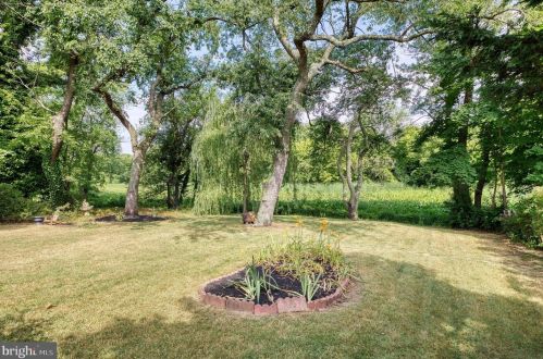 21 Glenview Dr, Riverton, NJ 08077-2135