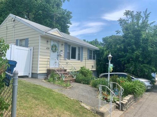 479 Riverside Dr, Lawrence, MA 01841-4827