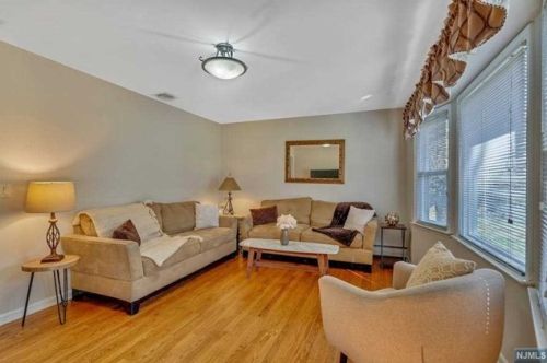 83 Calumet Ave, Oakland, NJ 07436-2902