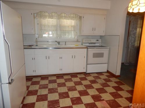 35 Freeman St, Woodbridge, NJ 07095-3443