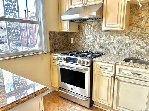 2932 Dudley Ave, Bronx NY  10461-5602 exterior
