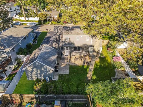 18 Chester St, Lake Grove NY  11755-3044 exterior