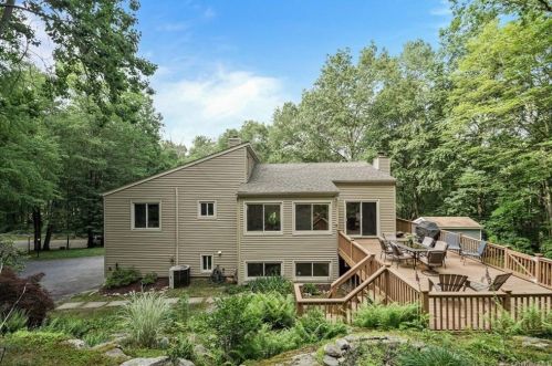 5 Highview Ter, Somers Town NY  10589-2800 exterior