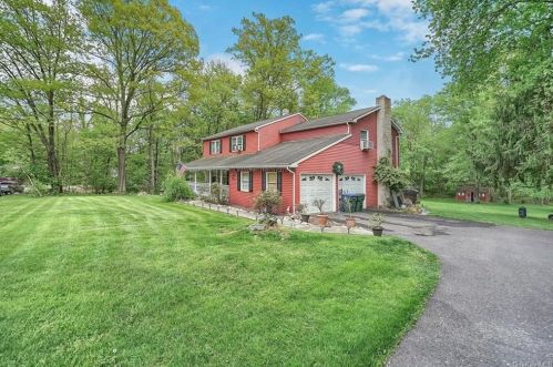 37 Hickory Dr, Camp Bell Hall, NY 10916-3323