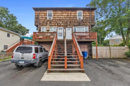 1214 Chopsey Hill Rd, Bridgeport, CT 06606-2421