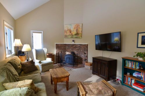 75 Ridge Rd, New London, NH 03257-6180