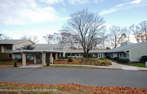 29 Hampton Ct, Tinton Falls NJ  07701-5407 exterior