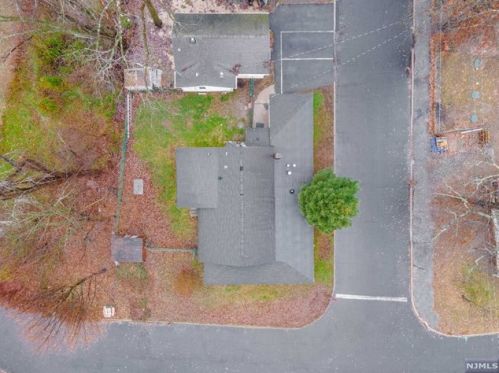 33 Riverside Dr, Oakland NJ  07436-1405 exterior
