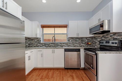 3270 37th Ter, Hollywood FL  33021-1372 exterior