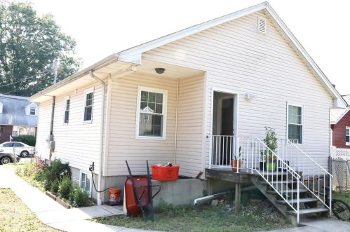 250 Sheridan St, Westbury, NY 11590-3621