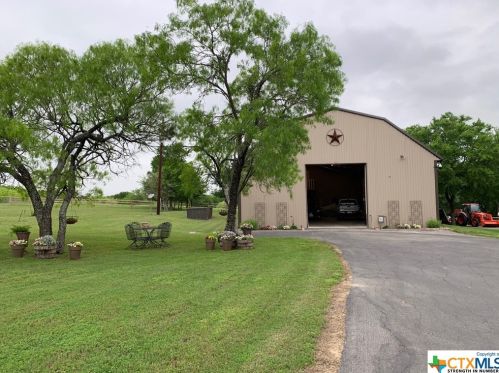 594 Cross Creek Ln, Kingsbury, TX 78638-1638