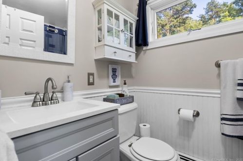 102 Kelly Rd, Wapping CT 06074-3119 exterior