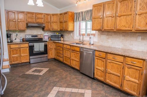 60 Ledgewood Dr, North Branford, CT 06471-1815