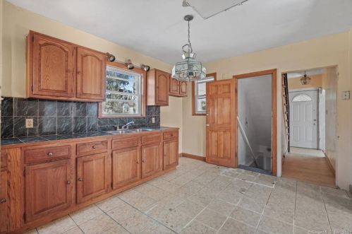 289 Carroll Ave, Bridgeport CT  06607-1801 exterior