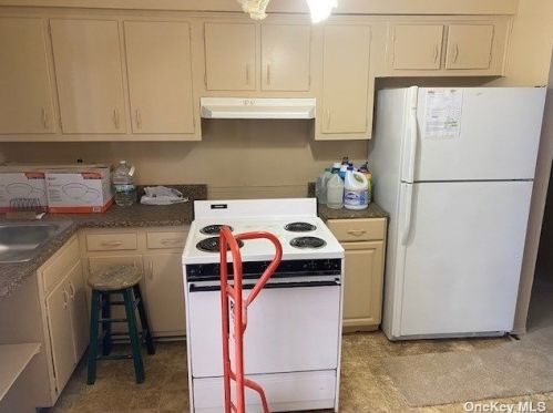 291 Essex St, Babylon, NY 11704-2108