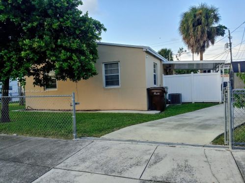 2025 3 Ave, Hialeah FL  33010-4994 exterior