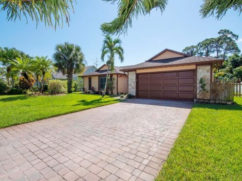 945 4th Ln, Vero Beach, FL 32962-1586