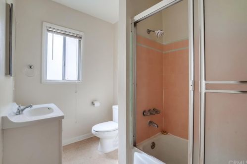 70 Roycroft Ave, Long Beach CA  90814-1822 exterior