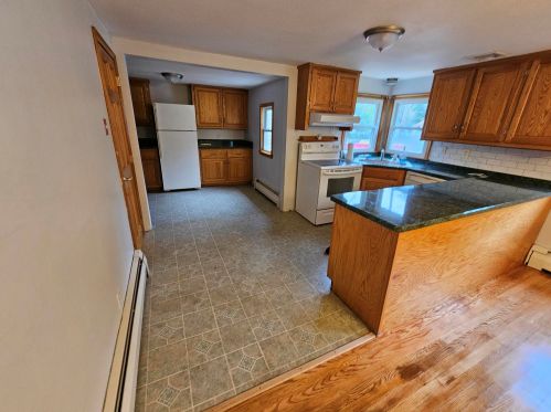 6 Gln Denin Dr, Salem NH  03079-2302 exterior