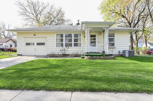 301 Laflin Ave, Waukesha, WI 53186-6227