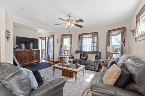 2615 Holton St, Milwaukee, WI 53212-2928