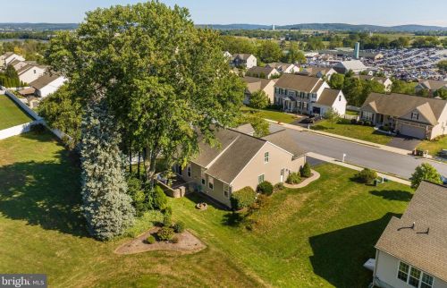 25 Summerlyn Dr, Ephrata PA  17522-9331 exterior