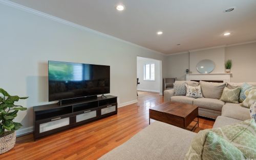 9 Wimbleton Ln, Great Neck, NY 11023-1335