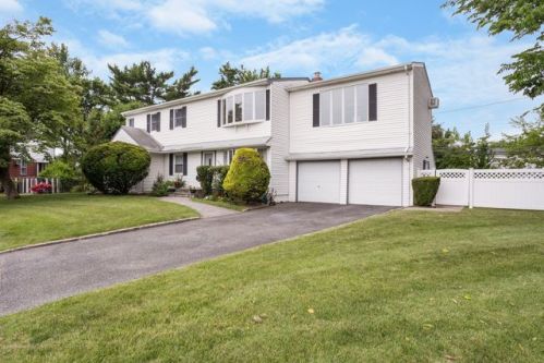 808 Carl Ct, North Wantagh, NY 11793-1035