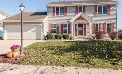 3815 Rivers Crossing Dr, Waukesha, WI 53189-6856