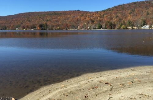 112 Pinecliff Lake Dr, West Milford Lakes NJ  07480-1378 exterior