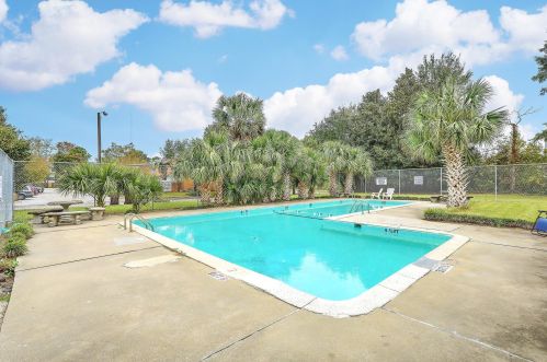 703 Center St, Mount Pleasant SC  29464-4902 exterior