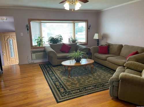 106 Union Rd, North Lindenhurst, NY 11757-1339