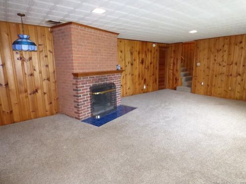 6 Ridgeland Cir, Wallingford CT  06492-2121 exterior