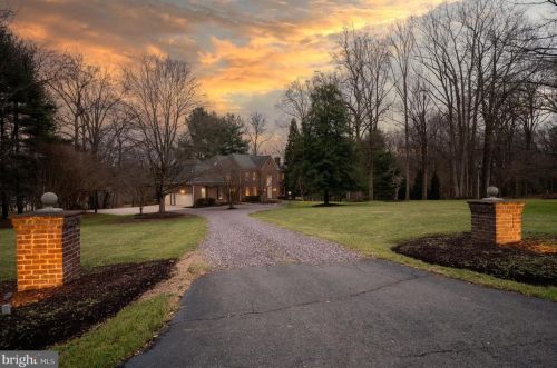 281 Golden Woods Ct, Great Falls VA  22066-4152 exterior