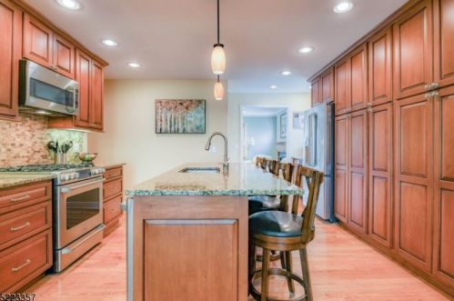 30 Munsee Dr, Cranford NJ  07016-3460 exterior