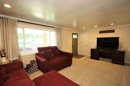 271 Skyport Rd, Pittsburgh, PA 15122-2551