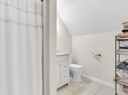 8 Town Farm Rd, Salem NH  03079-2454 exterior