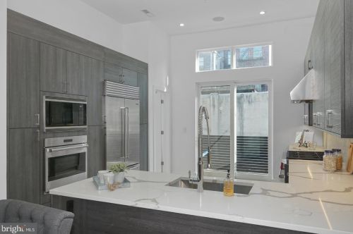 48 3rd St, Philadelphia PA  19106-2701 exterior