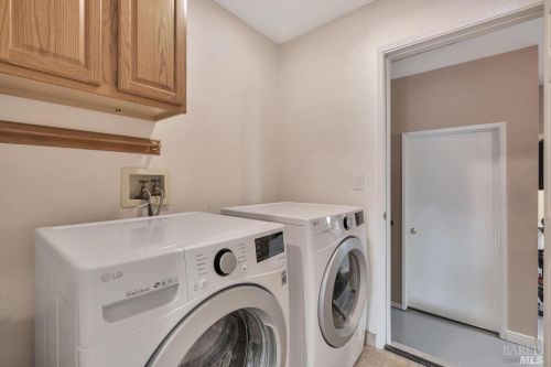 551 Shagbark St, Windsor CA  95492-8143 exterior