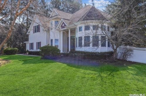 11 Martingale Gate, Northport, NY 11768-2519