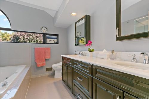 142 Stone Oaks Dr, Hartsdale NY  10530-1160 exterior