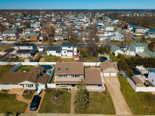 16 Saltaire Rd, North Lindenhurst, NY 11757-6829