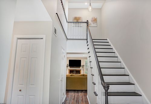 19 Cambridge Rd, Bedminster, NJ 07921-1610