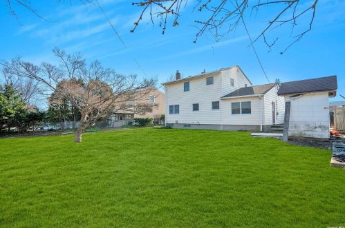 5 Enfield Ln, San Remo NY  11754-4028 exterior