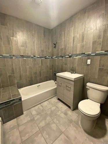 210 256th St, Bronx, NY 10471-2605