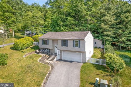 22 Liberty Dr, Mount Holly Springs, PA 17065-1022