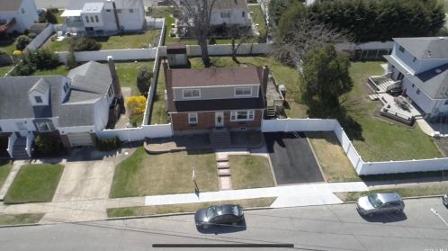 289 Monroe Ave, North Lindenhurst, NY 11757-3517