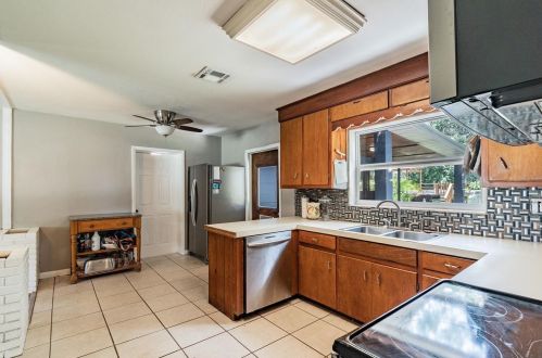 5872 60th Ave, Saint Petersburg FL  33709-1993 exterior